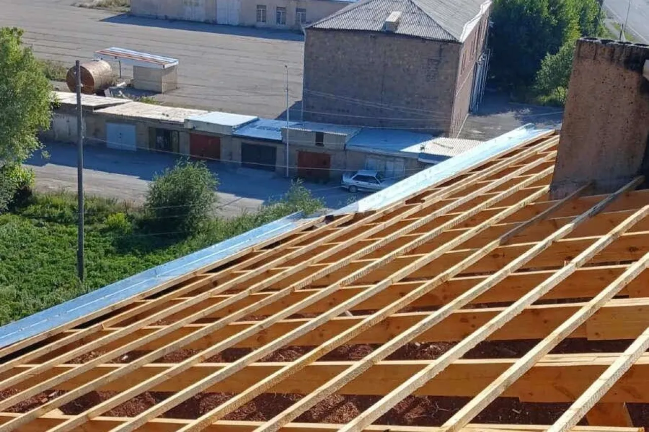 Ճամբարակ քաղաքում հիմնանորոգվում են բազմաբնակարան 3 շենքերի տանիքներ