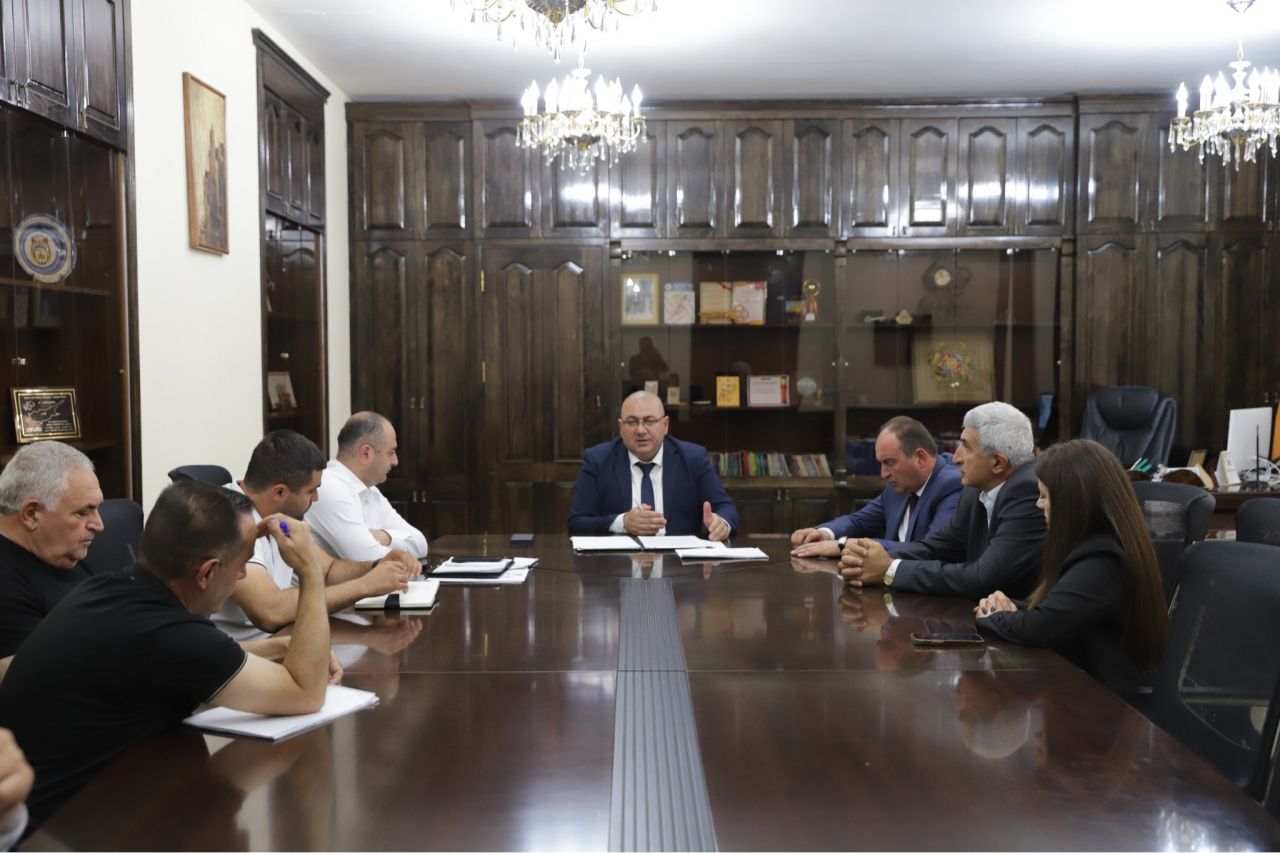 Շիրակի մարզպետ Մուշեղ Մուրադյանն ընդունել է «Գյումրիի սելեկցիոն կայան» ՓԲԸ-ի տնօրենին