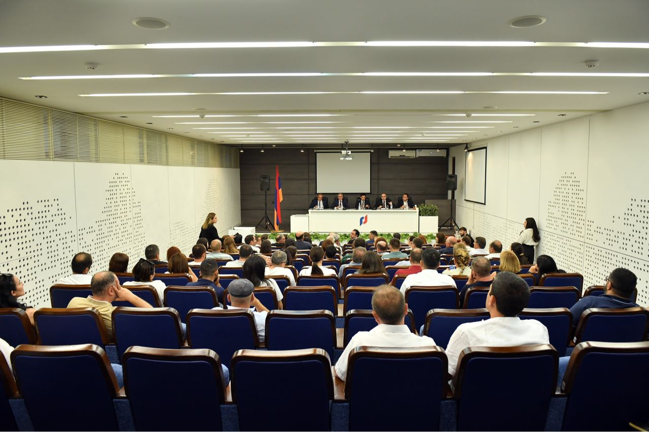 ՊԵԿ նախագահը հանդիպել է տնտեսվարողների հետ․ քննարկվել են հսկիչ նշանների ներդրման հետ կապված հարցեր