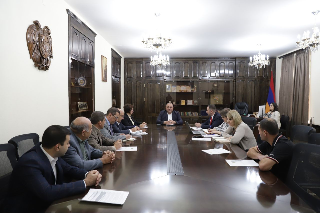Քննարկվել են Շիրակի մարզում Քաղաքաշինության կոմիտեի պատվիրատվությամբ իրականացվող ծրագրերին առնչվող հարցեր