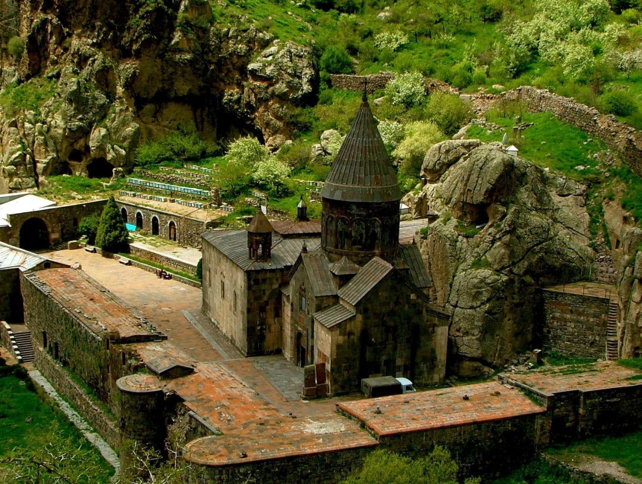 Երևանում սպասվում է առանց տեղումների եղանակ, հանրապետության առանձին շրջաններում` անձրև և ամպրոպ