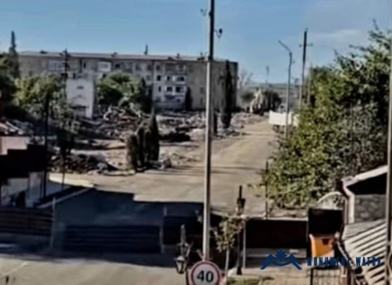 Ստեփանակերտի պատմական տների կանխամտածված ոչնչացումը խախտում է նաև Հռոմի Ստատուտի 8-րդ հոդվածը և համարվում մարդկության դեմ ծանր հանցագործություն