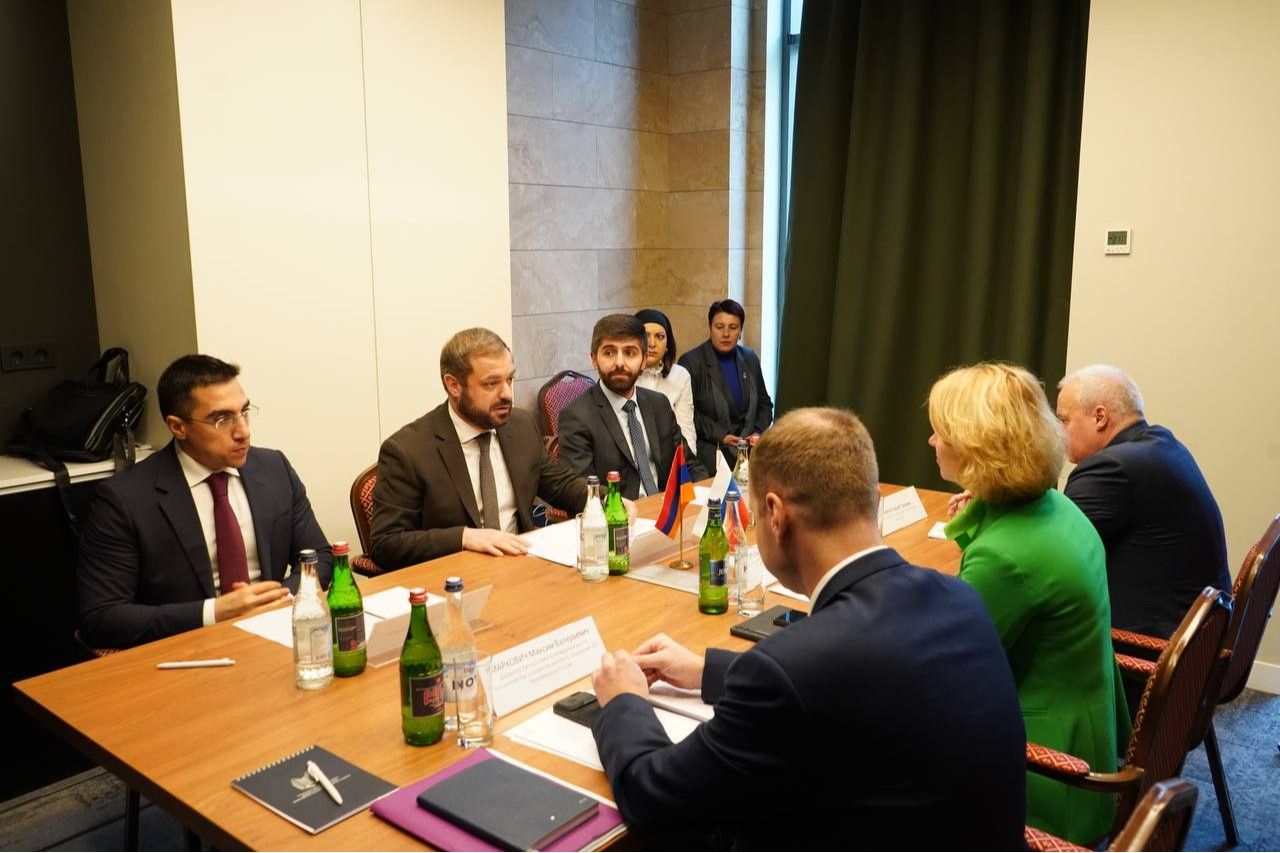 ՀՀ էկոնոմիկայի նախարար Գևորգ Պապոյանը Երևանում հանդիպել է ՌԴ գյուղատնտեսության նախարարի հետ