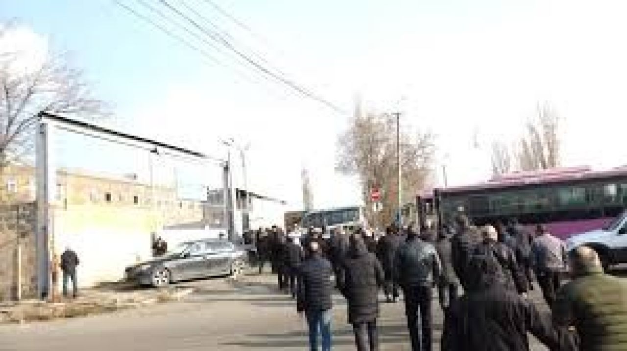 Վարորդ. Երեխեն գիրկը մարդը բարձրանում է ավտոբուս, ասում է՝ 100 դրամանոց չունեմ, ասեմ՝ իջի, սառի՞: Եթե ձեր խիղճը կհերիքի՝ անեք, արեք, իմ ազգի խիղճը չի հերիքի
