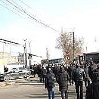 Վարորդ. Երեխեն գիրկը մարդը բարձրանում է ավտոբուս, ասում է՝ 100 դրամանոց չունեմ, ասեմ՝ իջի, սառի՞:  Եթե ձեր խիղճը կհերիքի՝ անեք, արեք, իմ ազգի խիղճը չի հերիքի