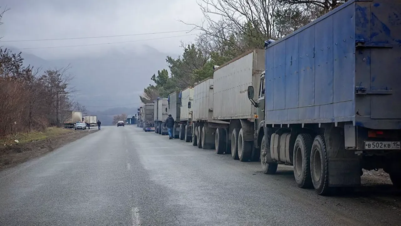 Վերին Լարում 1400 հայկական բեռնատար կա կուտակված