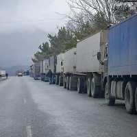 Վերին Լարում 1400 հայկական բեռնատար կա կուտակված