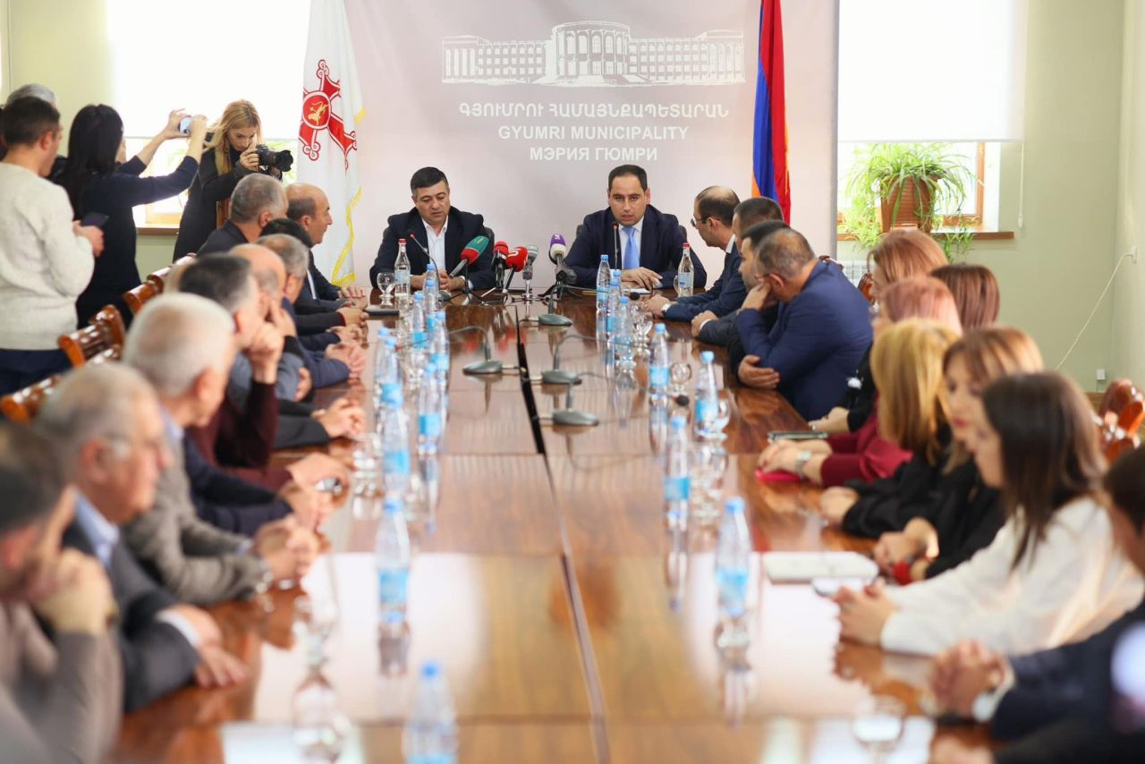 ՏԿԵ նախարարը Գյումրու համայնքապետարանի աշխատակիցներին է ներկայացրել Ս. Մինասյանին