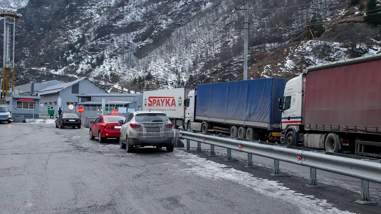 Վերին Լարսը փակվել է բեռնատարների համար