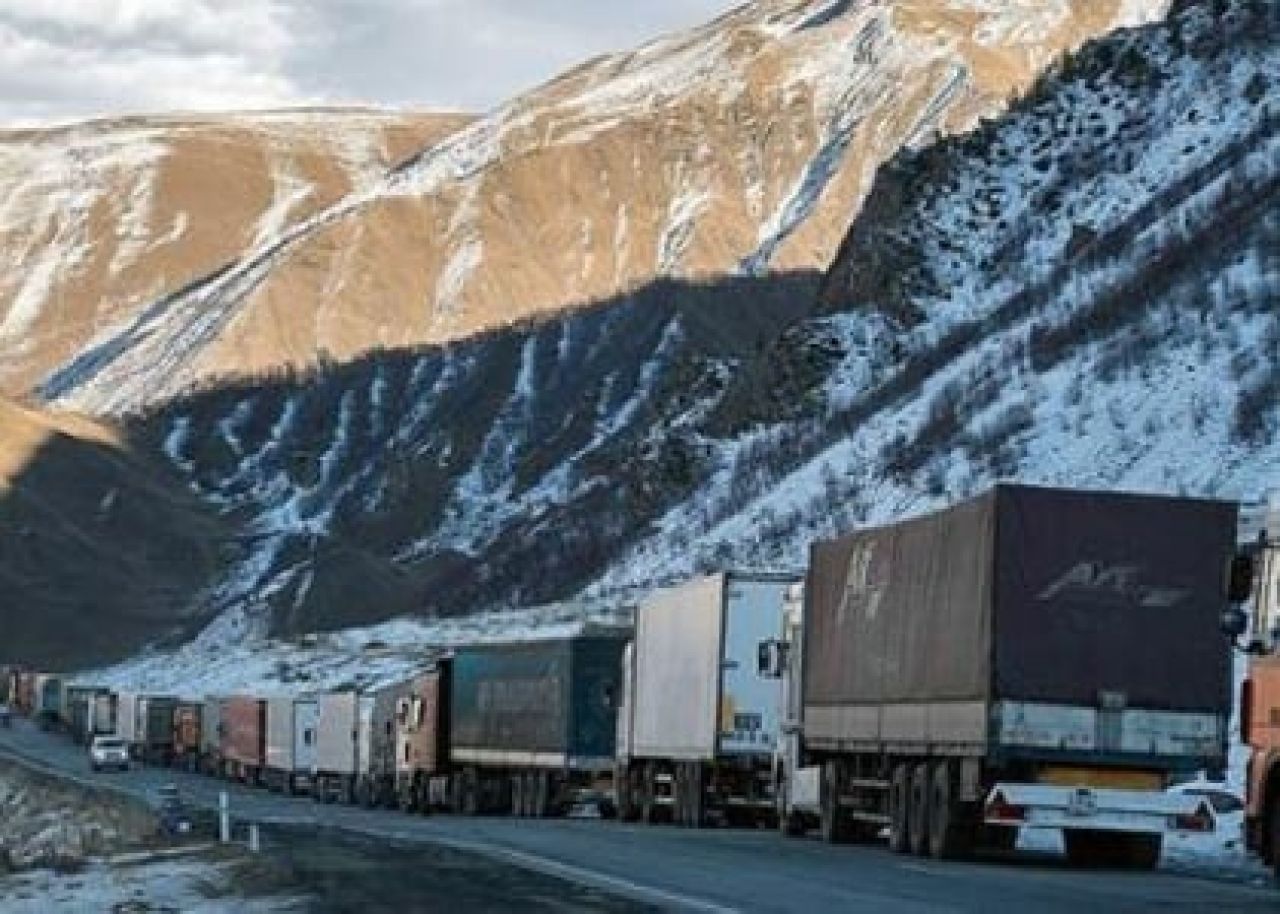 Վերին Լարսում կուտակված է շուրջ 700 հայկական բեռնատար