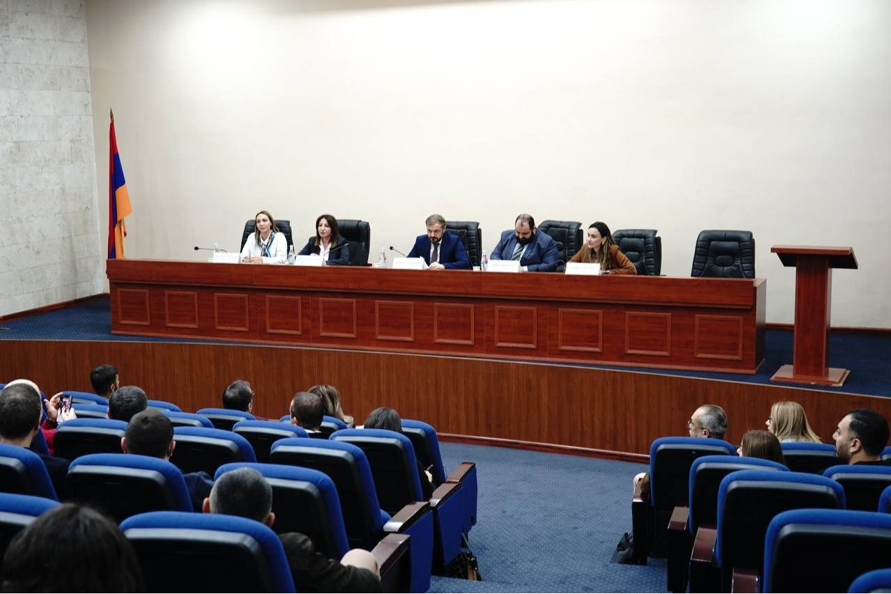 Պապոյանը հանդիպել է տեքստիլ արդյունաբերության ոլորտի ներկայացուցիչների հետ