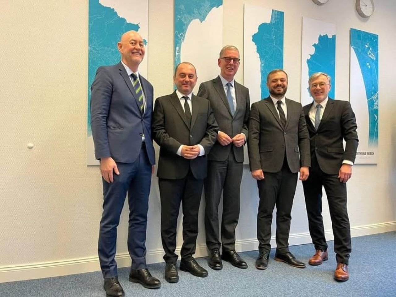Աշխատանքային այցով ՀՀ էկոնոմիկայի նախարար Գևորգ Պապոյանն այսօր հանդիպել է ԳԴՀ Զբոսաշրջության դաշնային ասոցիացիայի ղեկավար Ախիմ Վեհրմանի հետ Գերմանիայում