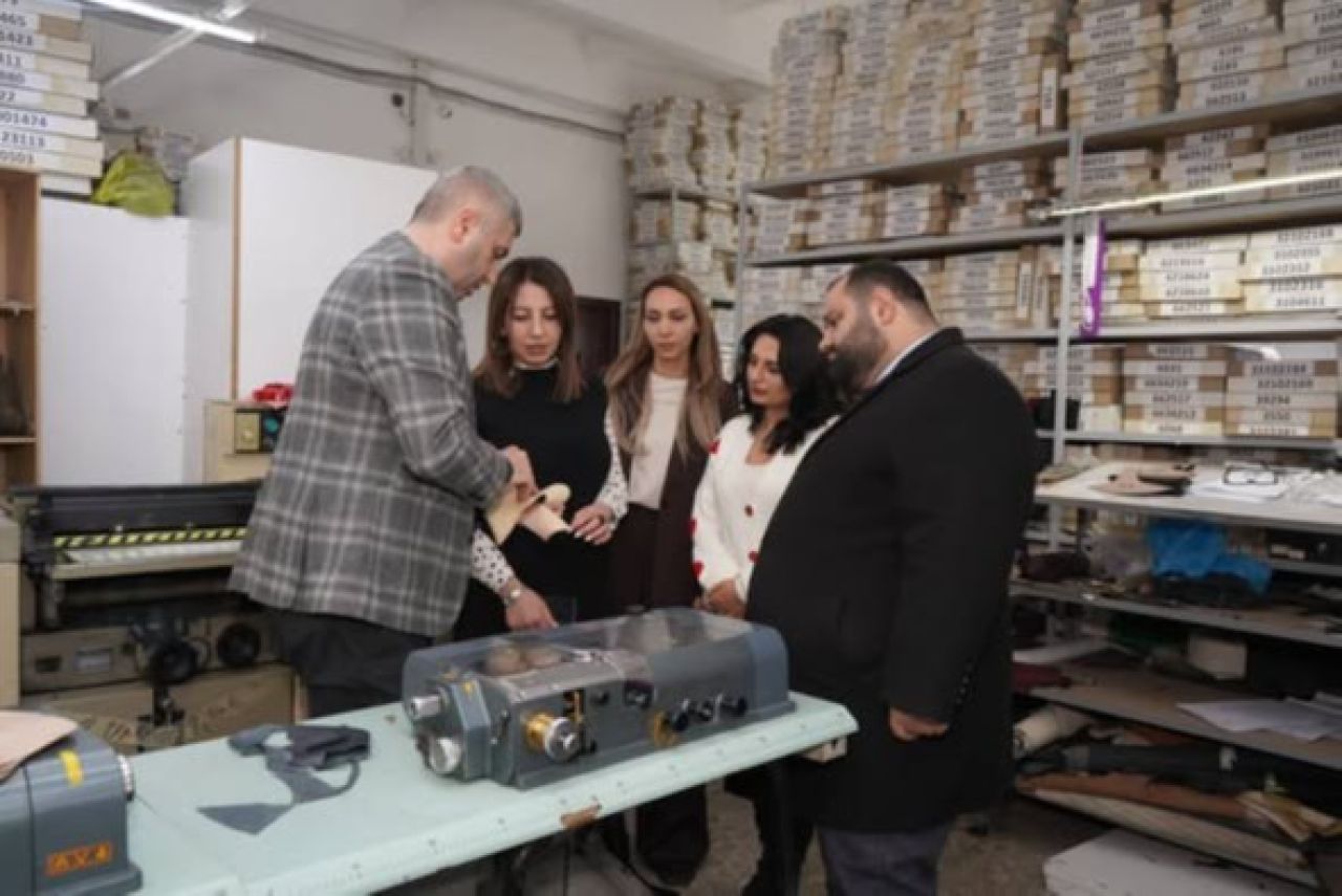 ՀՀ էկոնոմիկայի նախարարի տեղակալ Էդգար Զաքարյանը այցելել է հայկական «Սալի» ապրանքանիշը ներկայացնող «Զեննի» ընկերության արտադրամաս