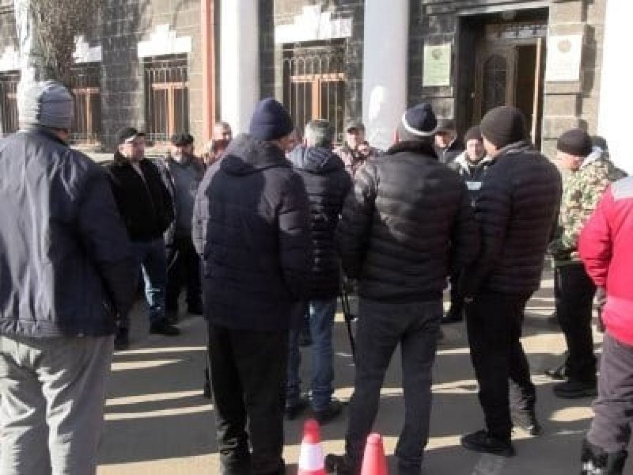 «Ոչ մի գյուղում սպանդանոց չկա». մսավաճառները բողոքի ակցիա են իրականացրել Շիրակի մարզպետարանի մոտ