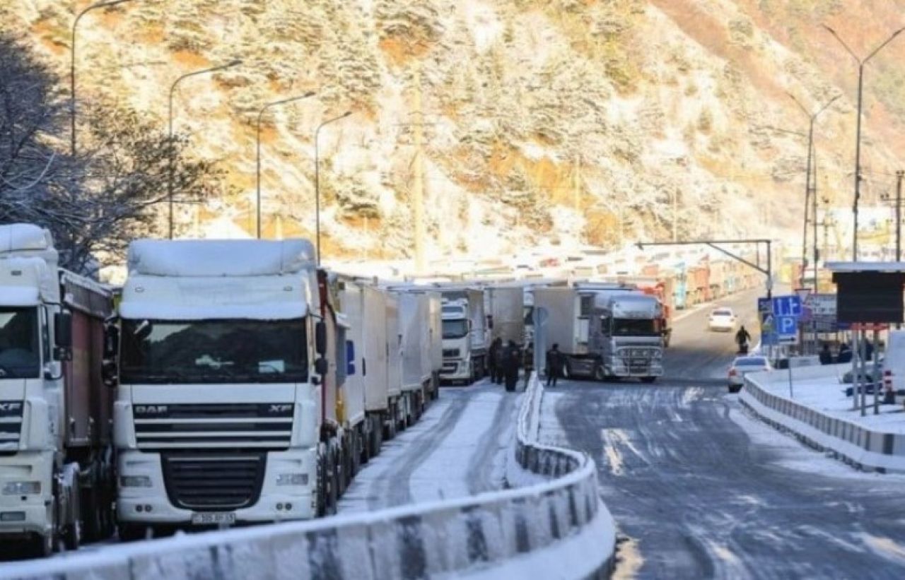 423 հայկական բեռնատար է մնացել Վերին Լարսում