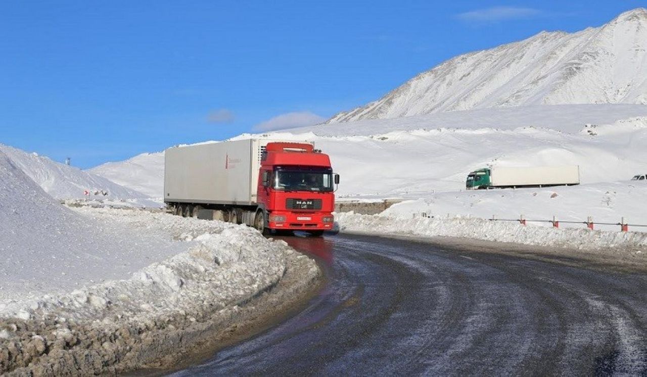 Մլեթա-Գուդաուրի և Ստեփանծմինդա-Լարս հատվածներում ավտոտրանսպորտի երթևեկությունն իրականացվում է անկանգառ ռեժիմով