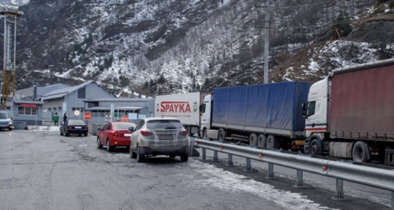 Լարսը բացվել է թեթև մարդատար և ուղևորատար տրանսպորտային միջոցների համար