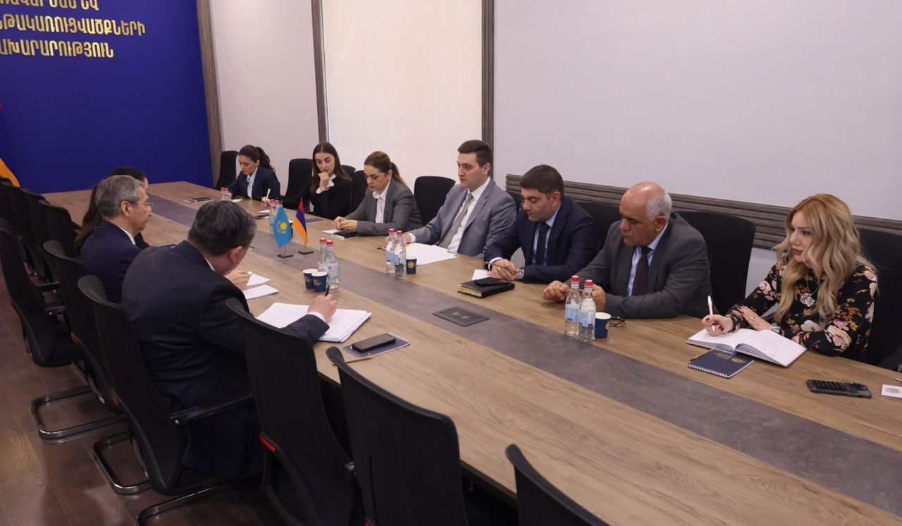 ՏԿԵ նախարարի տեղակալը և Ղազախստանի դեսպանը քննարկել են երկու երկրների միջև ուղիղ չվերթերի վերականգնման հնարավորությունը