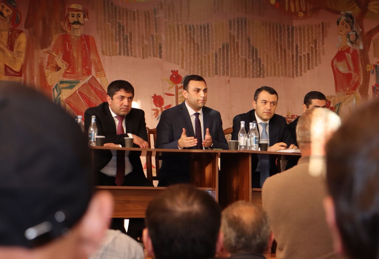 Նորակերտում համայնքի բնակիչները Կադաստրի կոմիտեի ղեկավարին են ներկայացրել անշարժ գույքի ոլորտին առնչվող խնդիրներ