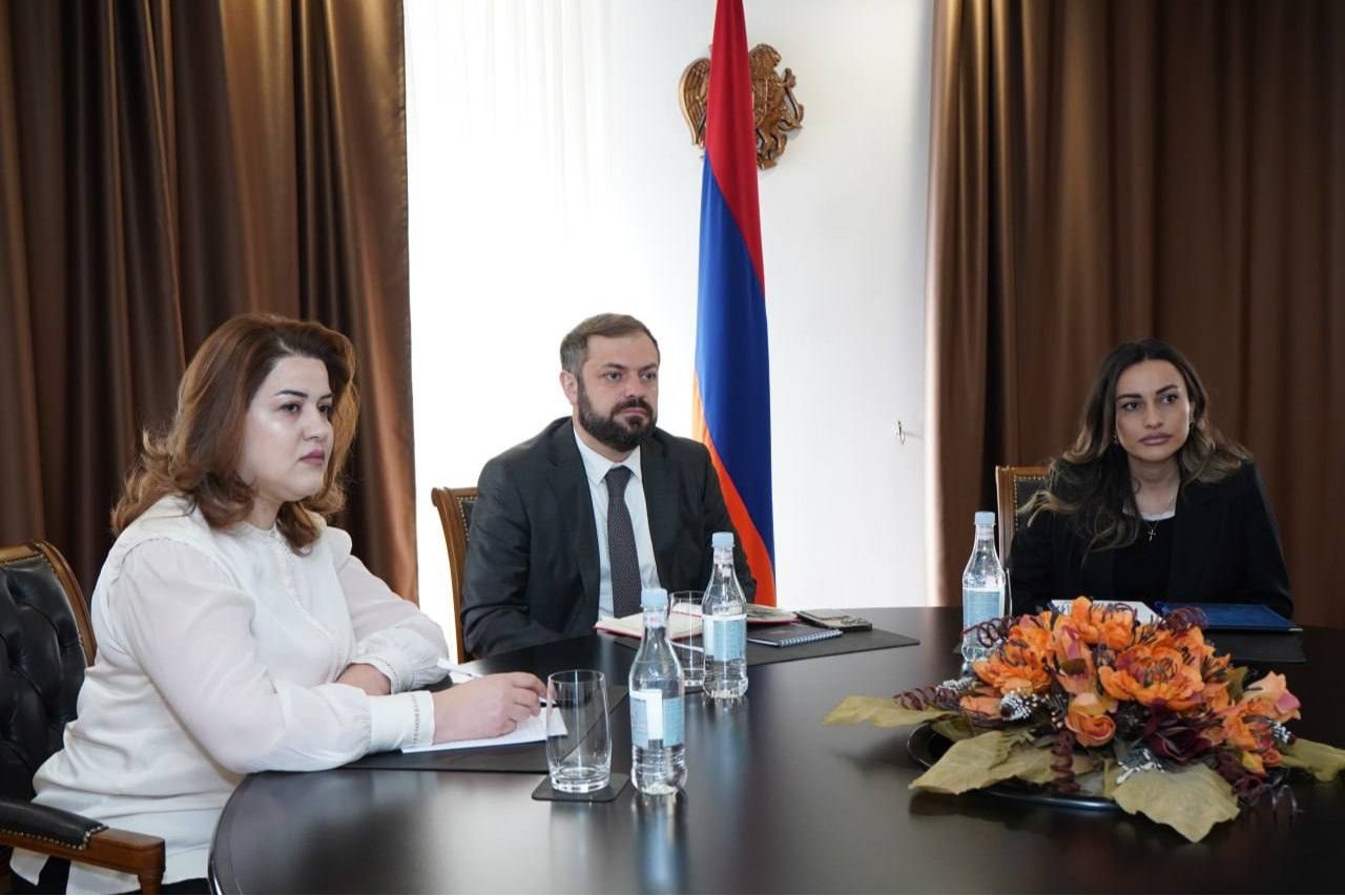 ՀՀ էկոնոմիկայի նախարար Գևորգ Պապոյանն այսօր ընդունել է հայազգի գործարար և բարերար Նուբար Աֆեյանին