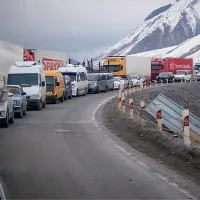 Լարսը փակ է բոլոր տեսակի տրանսպորտային միջոցների համար