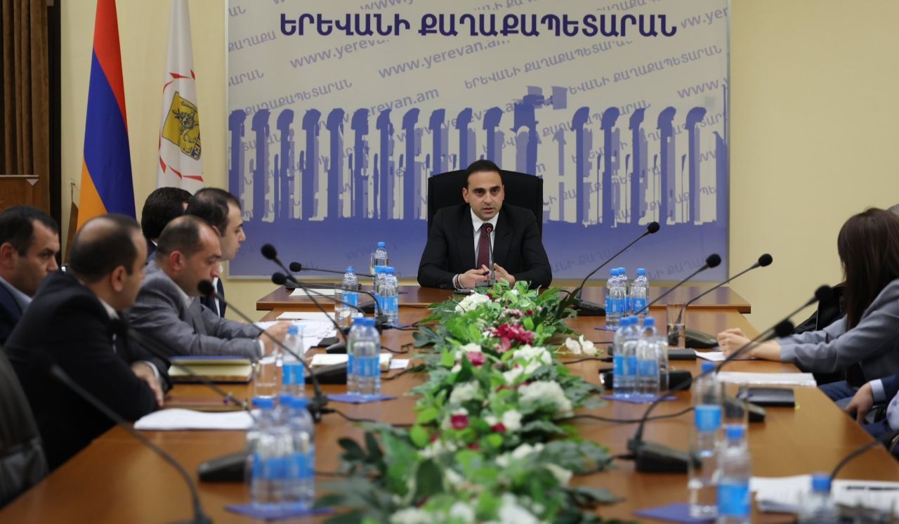 Երևանի քաղաքապետ Տիգրան Ավինյանը հանդիպել է Անաստաս Միկոյան 64 շենքի բնակիչների հետ
