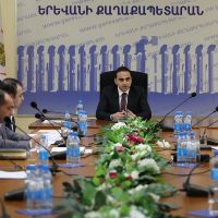 Երևանի քաղաքապետ Տիգրան Ավինյանը հանդիպել է Անաստաս Միկոյան 64 շենքի բնակիչների հետ