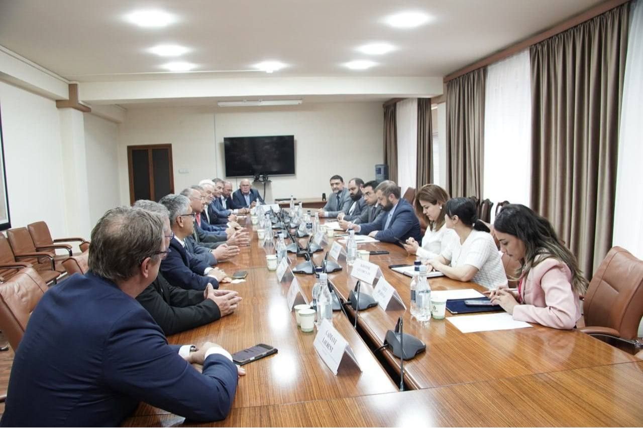 Գևորգ Պապոյանն ընդունել է Ֆրանսիայի Լիոն քաղաքից Հայաստան ժամանած մեկ տասնյակից ավելի գործարարներից կազմված պատվիրակությանը