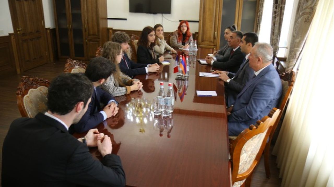 Գեղարքունիքի մարզպետ Կ․ Սարգսյանն ընդունեց Հայաստանում Ֆրանսիայի Հանրապետության արտակարգ և լիազոր դեսպան Օլիվիե Դըկոտինյիին