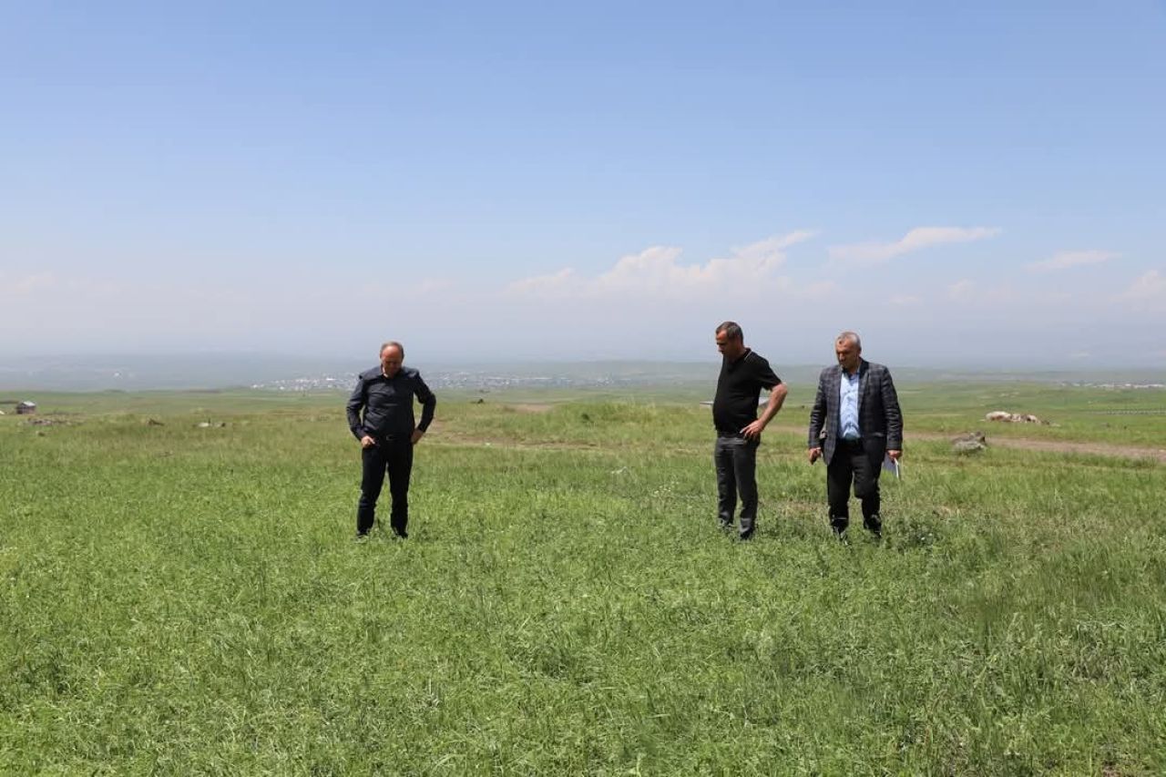 Շիրակի մարզպետ Դավիթ Առուշանյանի հանձնարարությամբ մարզպետարանի մասնագետները այցելել են Արթիկ համայնք