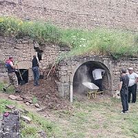 Տաթևի Մեծ անապատում պեղումների արդյունքում հայտնաբերվել է խարիսխ, քարե օջախ, ջնարակապատ թասիկի բեկոր