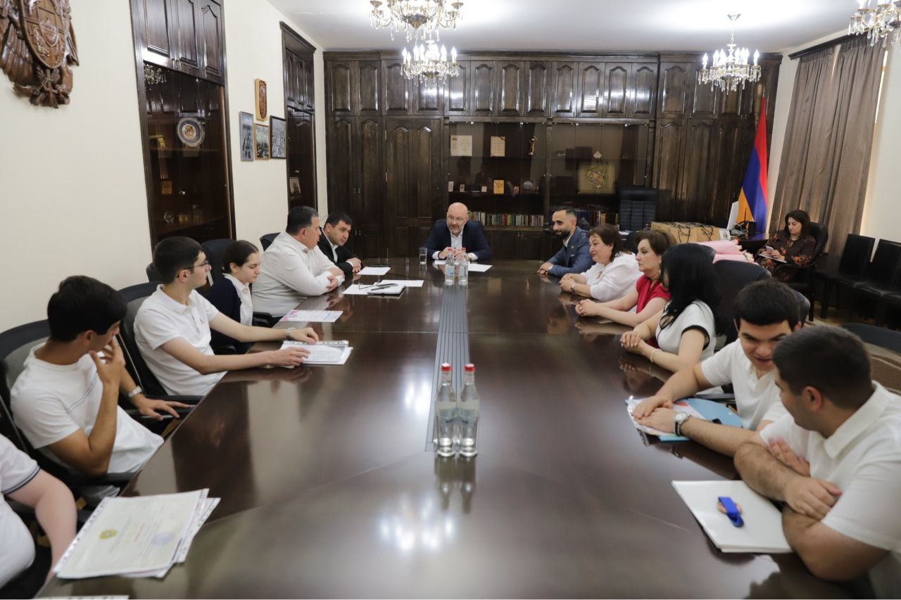 Շիրակի մարզպետն ընդունել է 2024-2025 ուստարում միջազգային օլիմպիադաներում մեդալներ նվաճած աշակերտներին