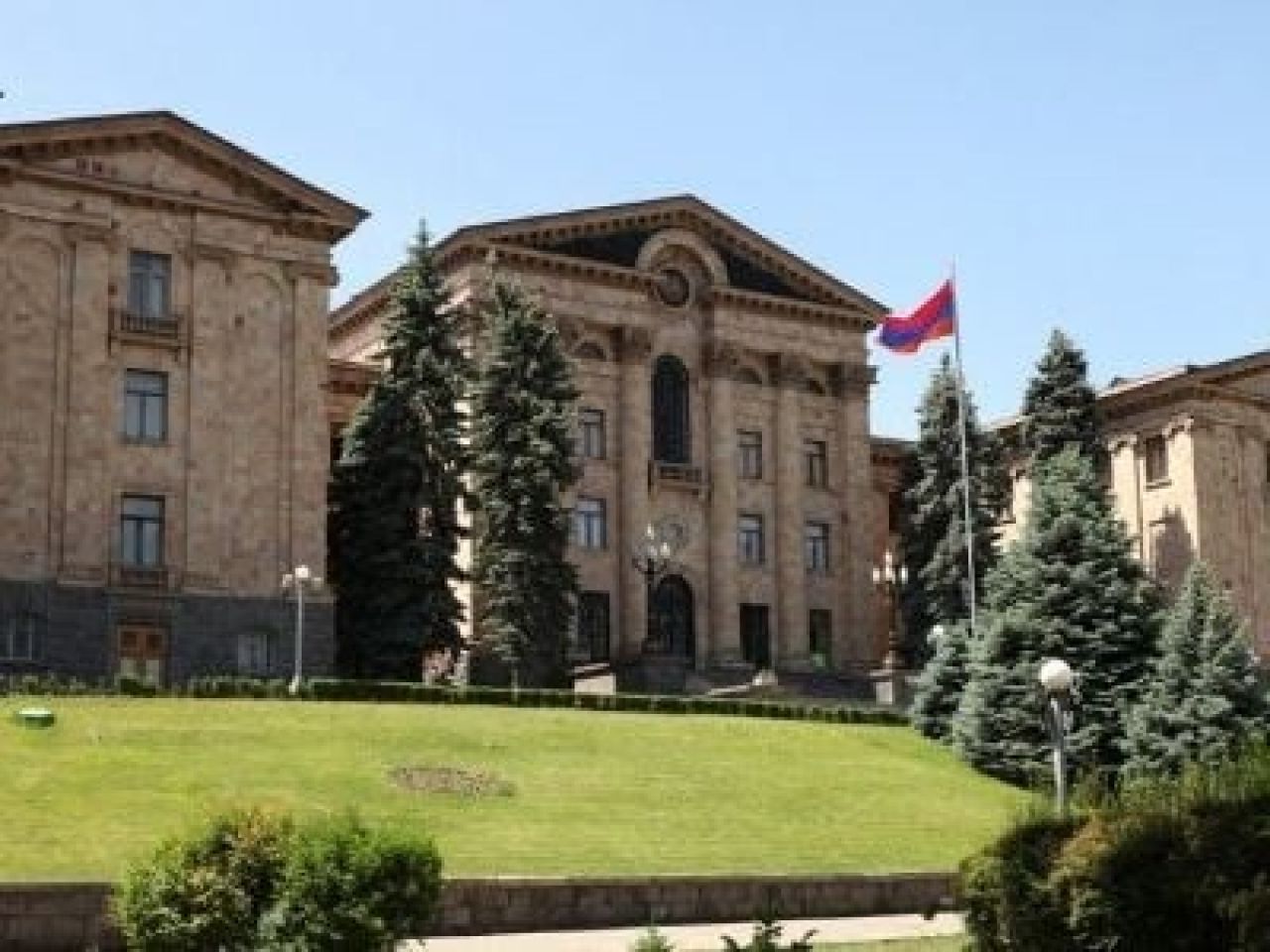 Կառավարության նախաձեռնությամբ հրավիրված ԱԺ արտահերթ նստաշրջանը շարունակում է իր աշխատանքը