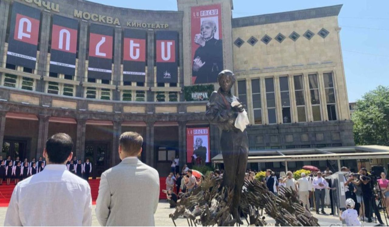 Երևանում բացվեց Շառլ Ազնավուրի արձանը