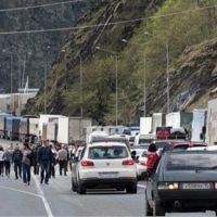 Լարսի անցակետում մեքենաների կուտակումներ են