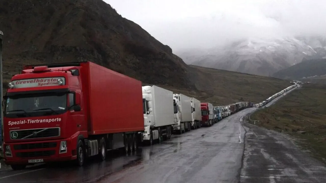 Լարսում մոտ 1400 հայկական բեռնատարներ հերթի մեջ են
