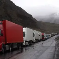 Լարսում մոտ 1400 հայկական բեռնատարներ հերթի մեջ են