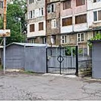 Համայնքային հողերն ազատվում են ապօրինի կառուցված ավտոտնակներից. Երևանի քաղաքապետարանը տեսանյութ է հրապարակել