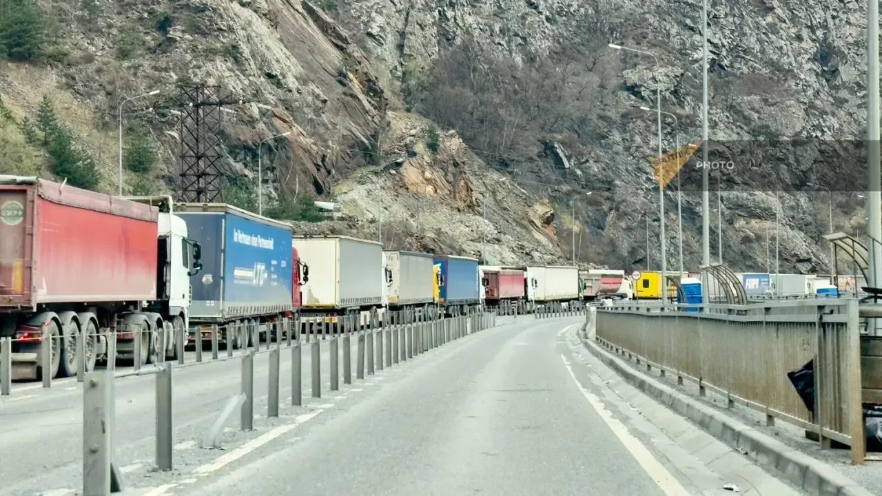 Վերին Լարս տանող ճանապարհը կրկին փակվել է բեռնատարների համար