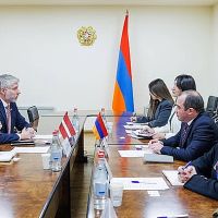 Ռուբեն Սիմոնյանն ընդունել է ՀՀ-ում Լատվիայի եսպան Էդիտե Մեդնեին