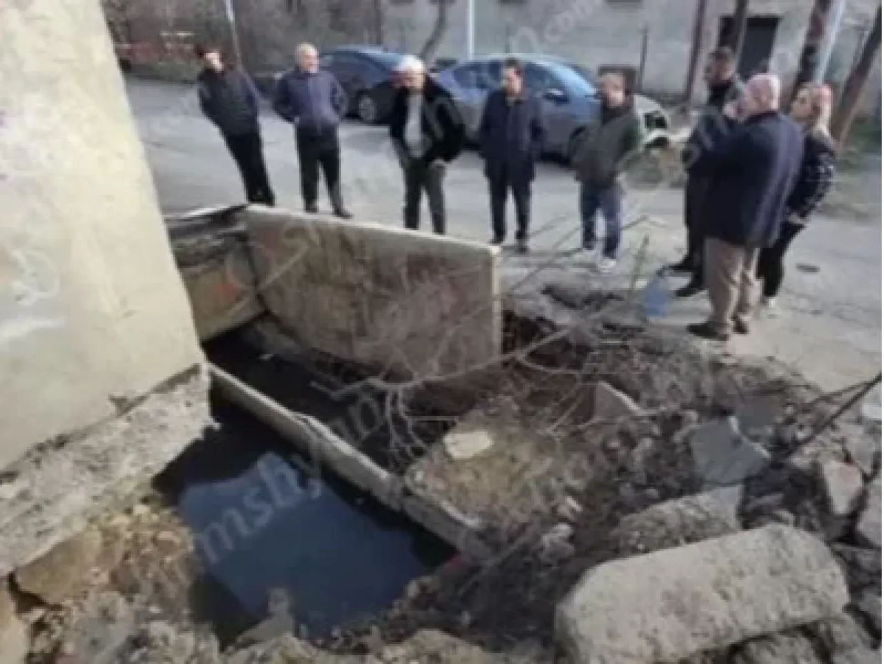 Աջափնյակում 10 օր է՝ կոյուղատարերից կեղտաջրերը լցվում է ավտոտնակներ ու շենքերի նկուղներ