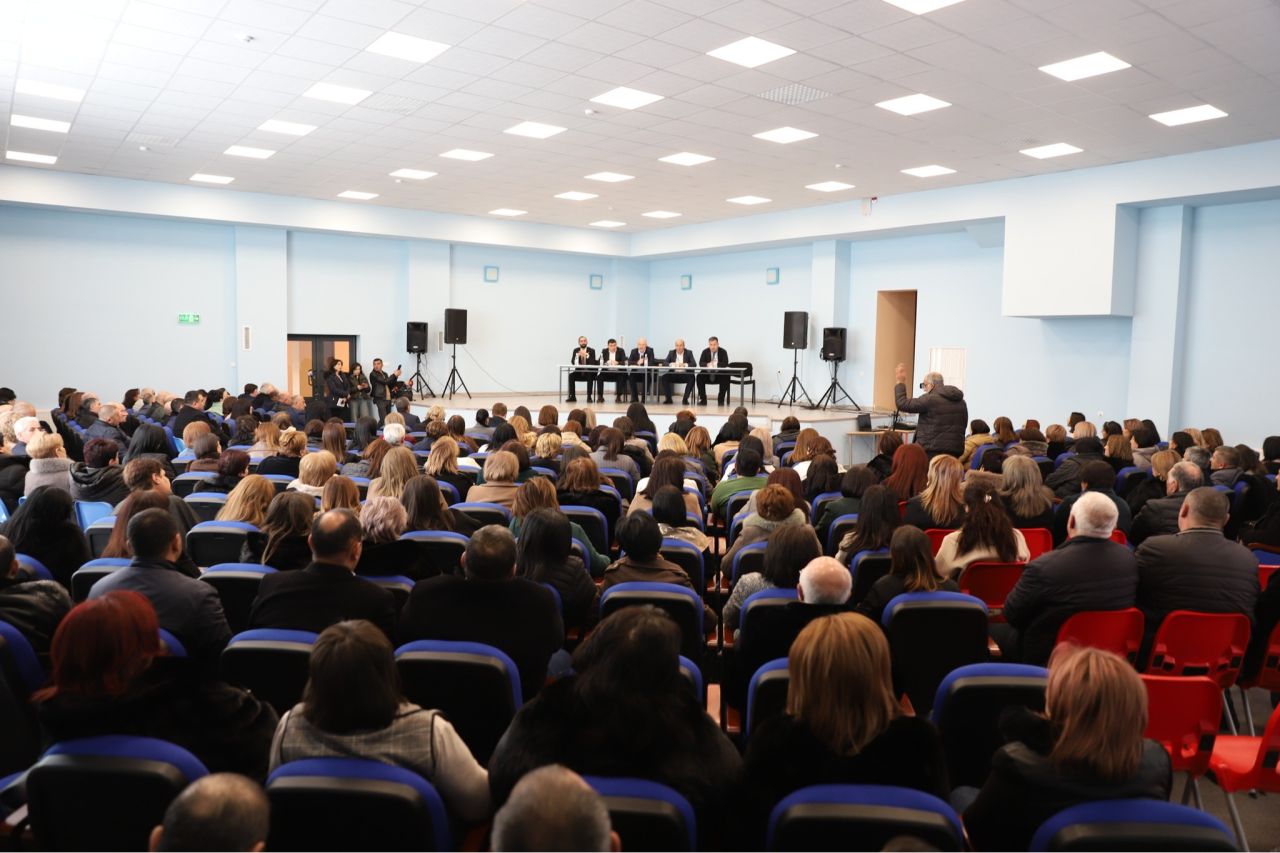 Շիրակի մարզպետը խորհրդակցություն է անցկացրել մարզի հանրակրթական դպրոցների տնօրենների հետ