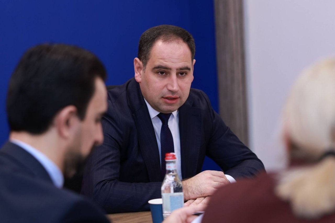 Դավիթ Խուդաթյանը ՏԿԵ նախարարության աշխատակազմին է ներկայացրել նախարարի նորանշանակ տեղակալ Առնակ Ավետիսյանին