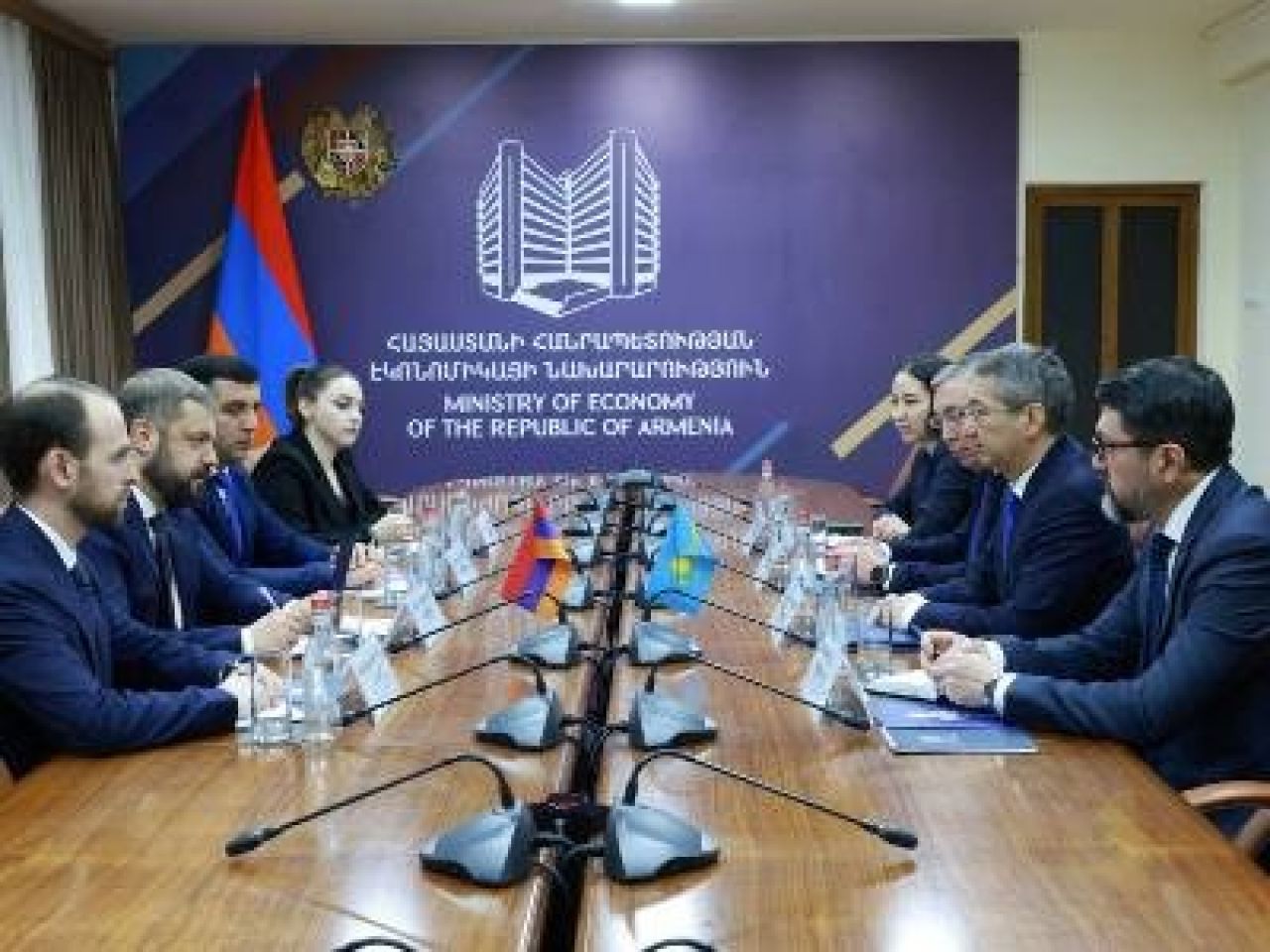 Պապոյանն ու Ղազախստանի դեսպանը քննարկել են Ղազախստանից դեպի Հայաստան ներդրումային հոսքերի ավելացման հարցերը
