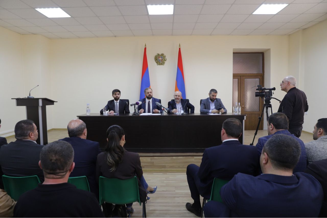 Գևորգ Պապոյանի մասնակցությամբ Շիրակի մարզպետի աշխատակազմում քննարկվել են գործարարների և ֆերմերների խնդիրները