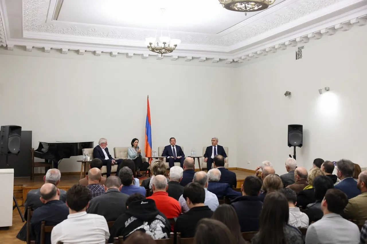 ԿԳՄՍ նախարարն ու Քաղաքաշինության կոմիտեի նախագահը հանդիպել են ճարտարապետների հետ
