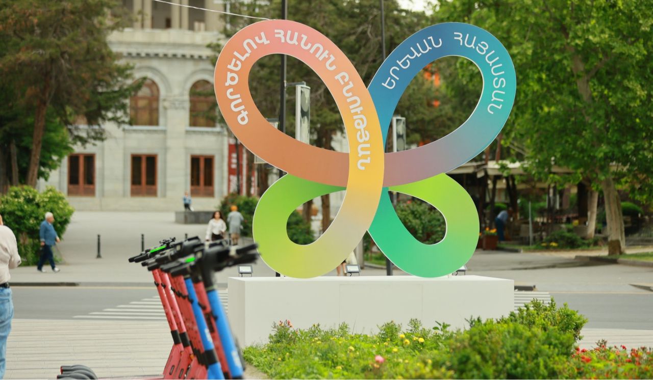 Երևանը պատրաստվում է COP17-ին. տեղադրվել է տարբերանշանը