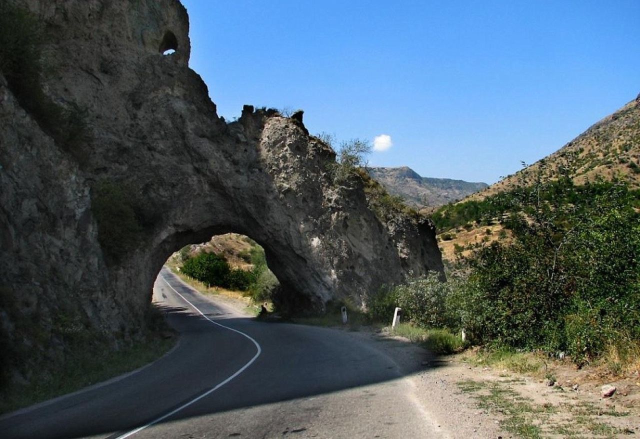 Լարսը բաց է բոլոր տեսակի տրանսպորտային միջոցների համար