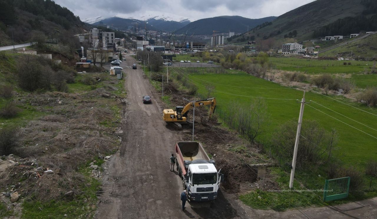 Հիմնանորոգվում է Ծաղկաձորի մուտքից մինչև ճոպանուղի տանող ճանապարհահատվածը