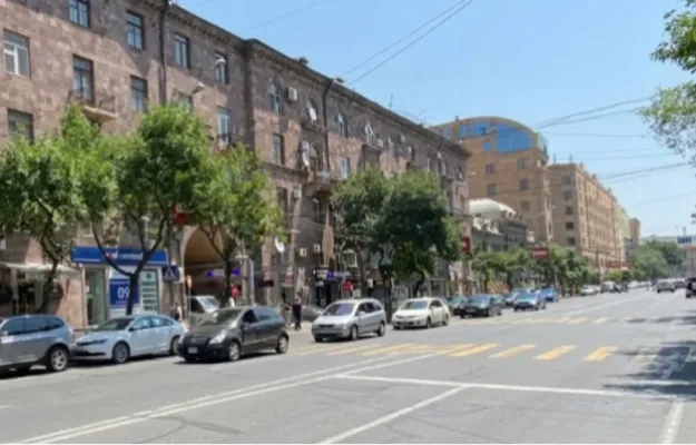 Երևանի Ամիրյան փողոցը անվանակոչվեց Պապ թագավորի անունով